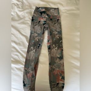 Lululemon wonder under leggings size 2 never worn perfect condition length 25’